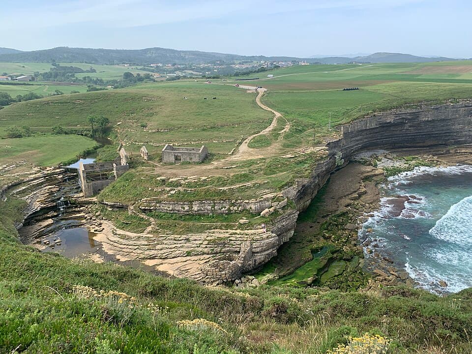 Acantilado y molino de El Bolao.