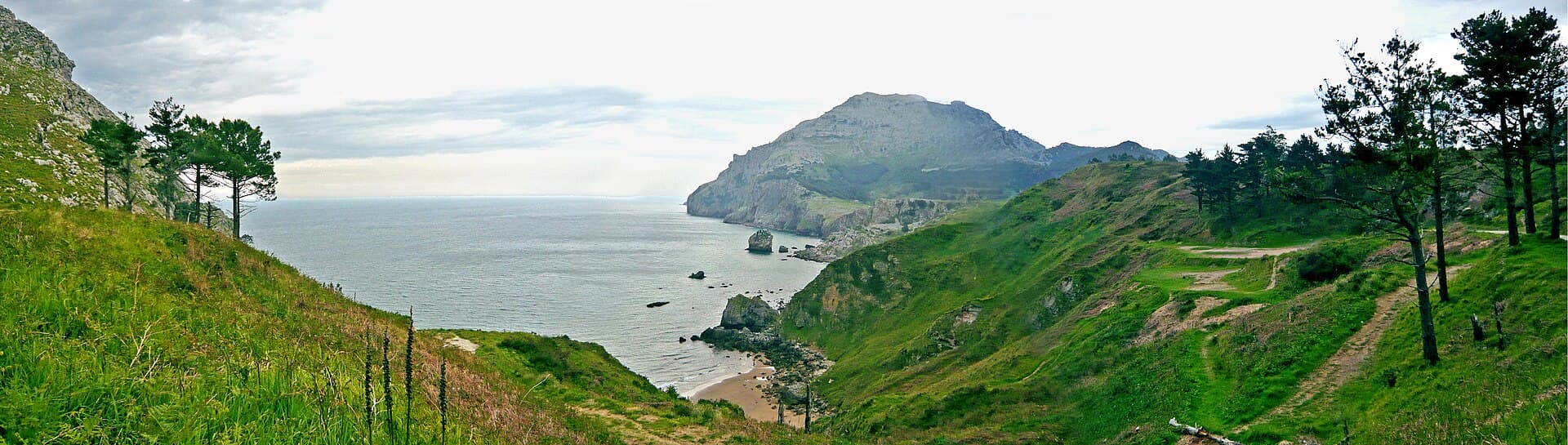 Vista/contexto de los acantilados y la ensenada de San Julián en Liendo.