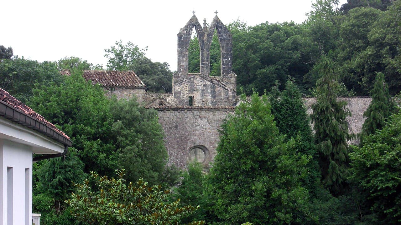 Finca y ruinas del antiguo convento de San Luis en San Vicente de la Barquera.