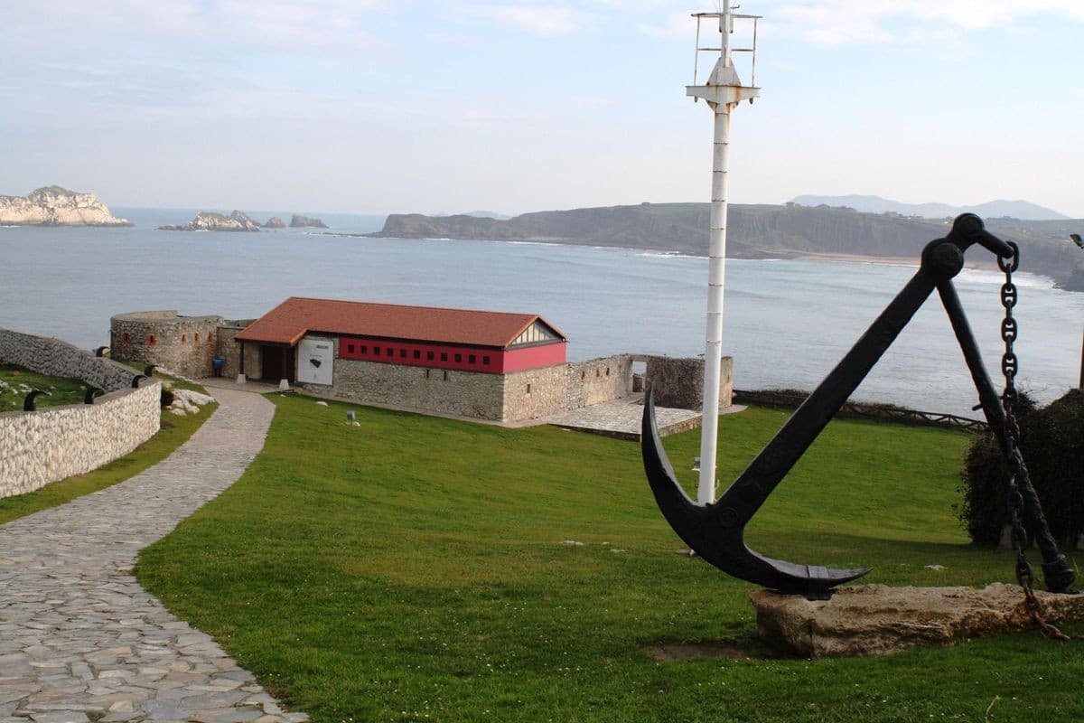 Recinto de las antiguas defensas del Torco junto al mar en Suances.