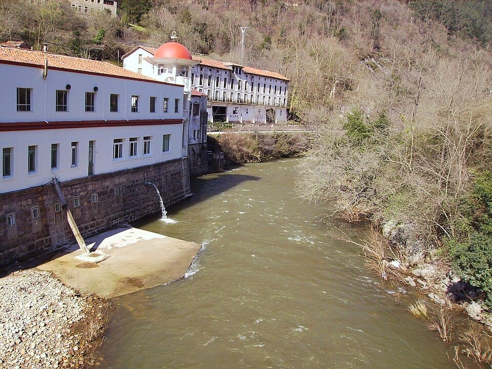 Edificios del balneario de Las Caldas de Besaya junto al río Besaya.