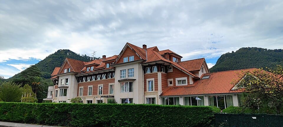 Exterior del Gran Hotel Balneario de Puente Viesgo.